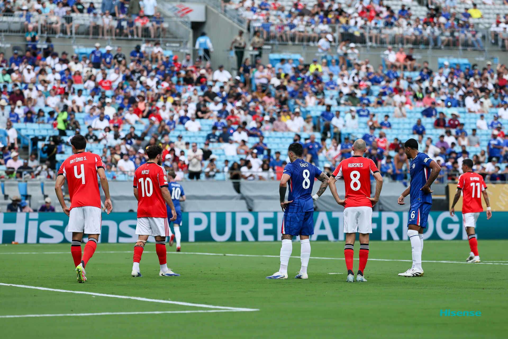 詹姆斯在切尔西比赛中反败为胜，重要助攻引发热议！赢得满堂喝彩